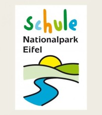 Logo Nationalparkschule Eifel mit Sonne, Bergen und Fluss