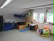 Klassenraum der Unterstufe an der Fensterseite befinden sichu.a. ein Sitzkissen, ein Bällebad, ein Tisch und ein Sofa.