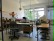 Eine Tischgruppe mit Stühlen, auf den Arbeitsplätzen der Schüler stehen Monitore bzw. PCs.