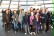Gruppenbild mit Begleitern und Schülern während der Chorfahrt in Berlin.