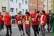 Schülerin wird beim Marathon durch eine Begleitläuferin unterstützt.