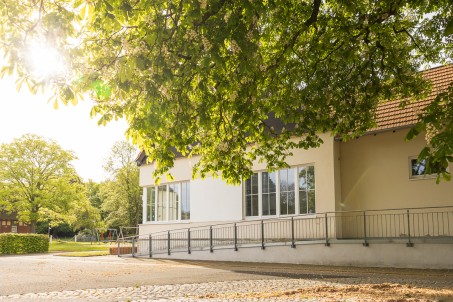 Blick auf das Förder- und Medienzentrum der Schule