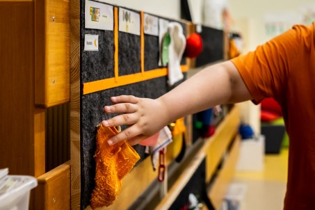 Schüler ertastet taktilen Stundenplan