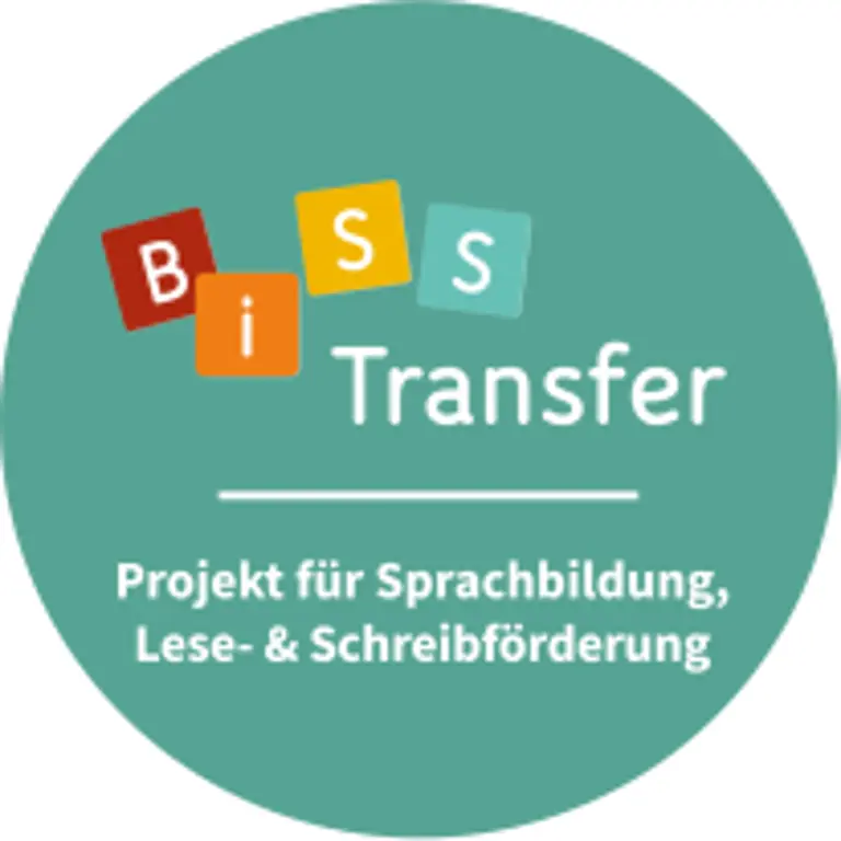 Ein rundes Logo in Minzgrün. In bunten Quadraten steht on der oberen Kreishälfte 'BISS' und noch dazu 'Transfer' geschrieben. Es folgt dann eine Linie und darunter steht 'Projekt für Sprachbildung, Lese- und Schreibförderung'.