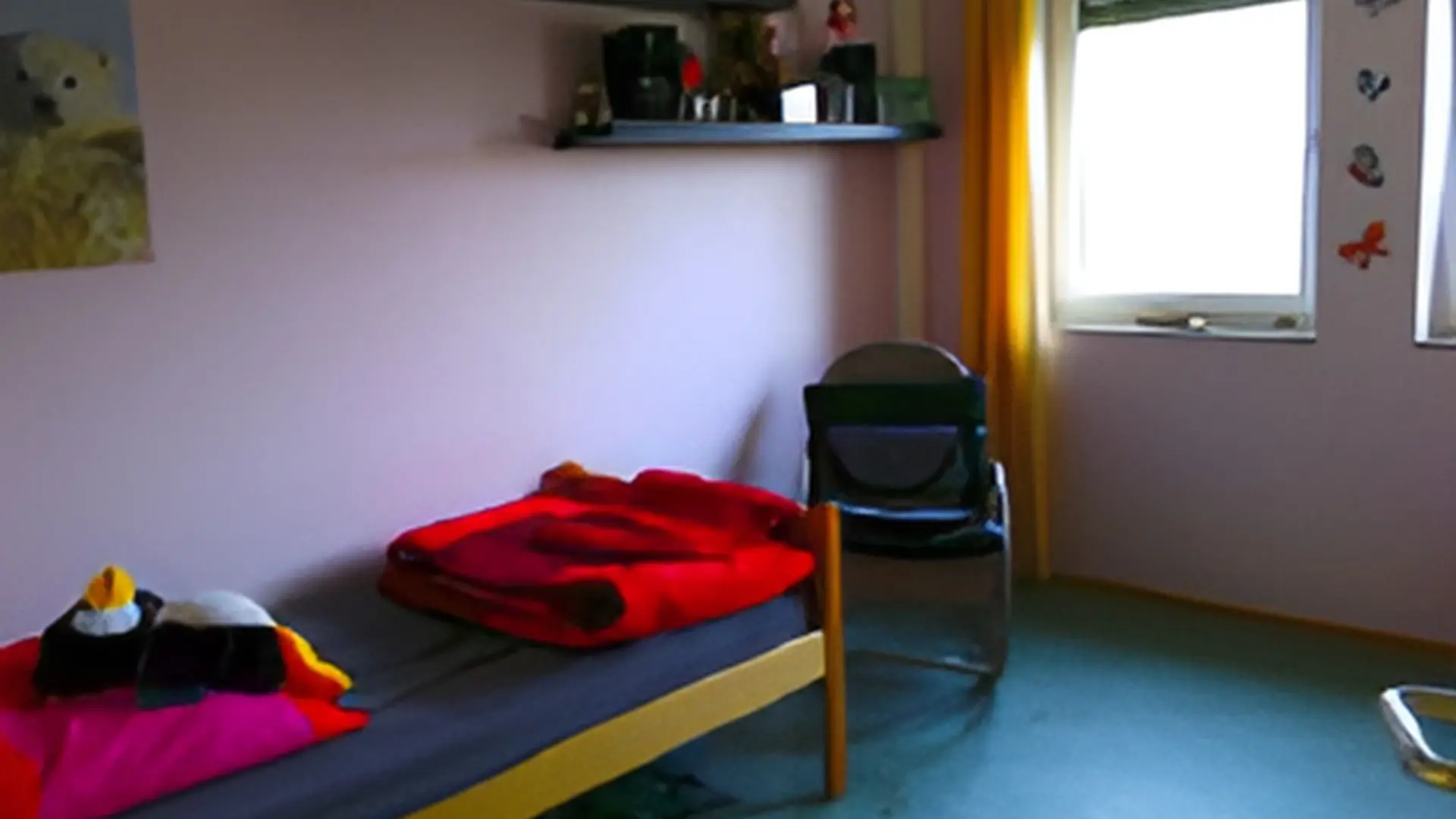 Ein Zimmer im Internat, das farbenfroh eingerichtet ist. Man sieht ein Bett mit frisch bezogenen Kissen und Decke, ein Plüschpinguin liegt auf dem Kissen. An der Wand über dem Bett ist die Ecke eines Posters mit einem Polarbär zu sehen. Neben dem Bett ist noch ein Stuhl. Man sieht noch zwei Fenster mit offenen Gardinen. An der Wand ist noch ein Eckregal befestigt, auf dem persönliche Gegenstände liegen.