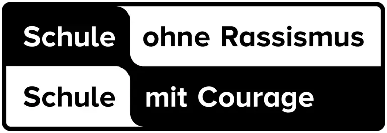 Ein schwarzweißes Viereck mit abgerundeten Ecken ist in vier Flächen aufgeteilt. Auf der ersten Fläche oben links steht 'Schule', direkt daneben steht 'ohne Rassismus'. In der zweiten Zeile steht unten links erneut 'Schule' und direkt daneben 'mit Courage', sodass sich insgesamt der Spruch 'Schule ohne Rassismus, Schule mit Courage' bildet.
