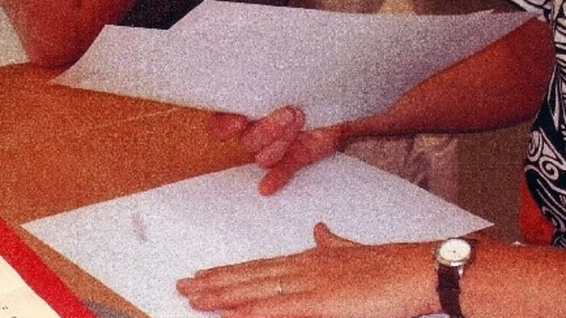 Hände gleiten über ein Papier mit Punktschrift