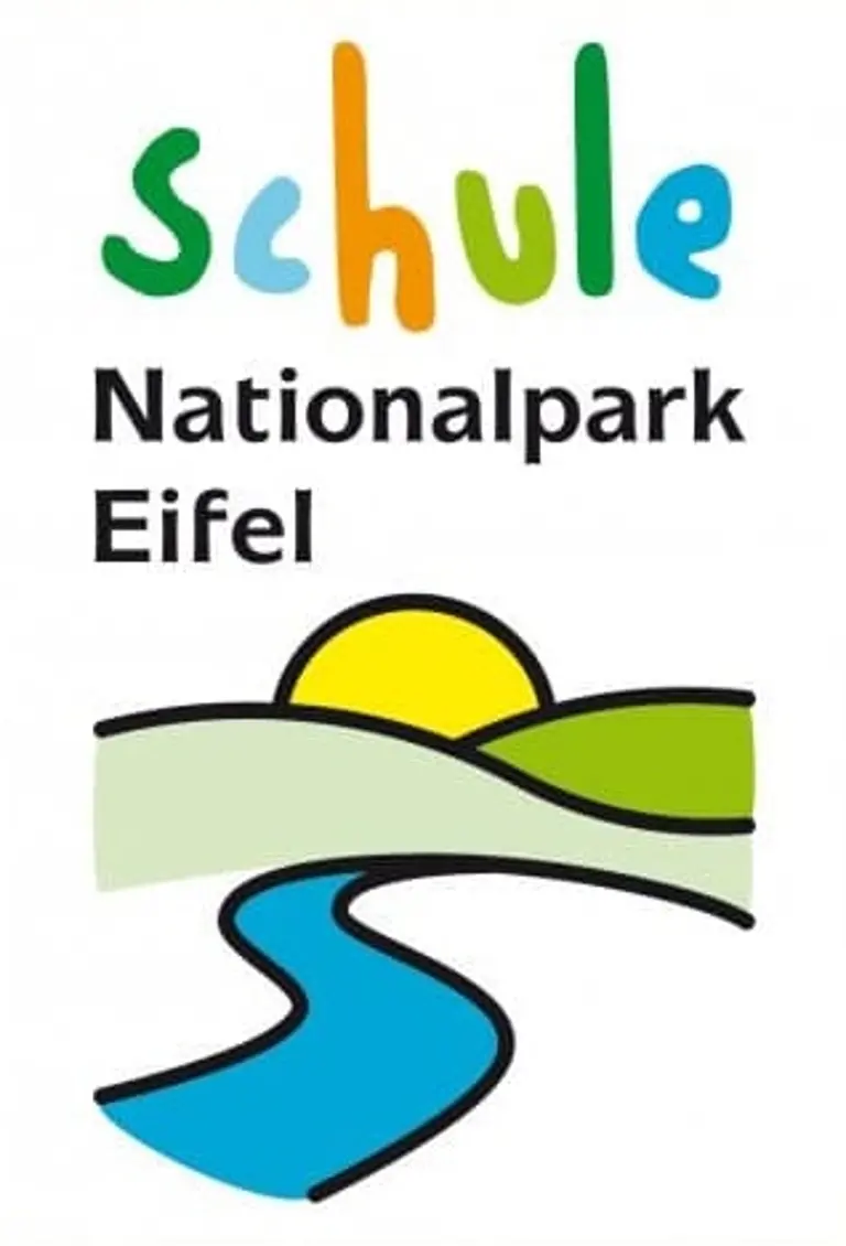 Ein Logo mit dem farbigen Schriftzug "Schule", wobei jeder Buchstabe eine andere Farbe hat. Darunter steht in schwarzer Schrift "Nationalpark Eifel". Unter dem Text befindet sich eine grafische Darstellung einer Landschaft mit einem gelben Sonnenauf- oder -untergang über grünen Hügeln und einem blauen Fluss, der sich durch die Landschaft schlängelt.