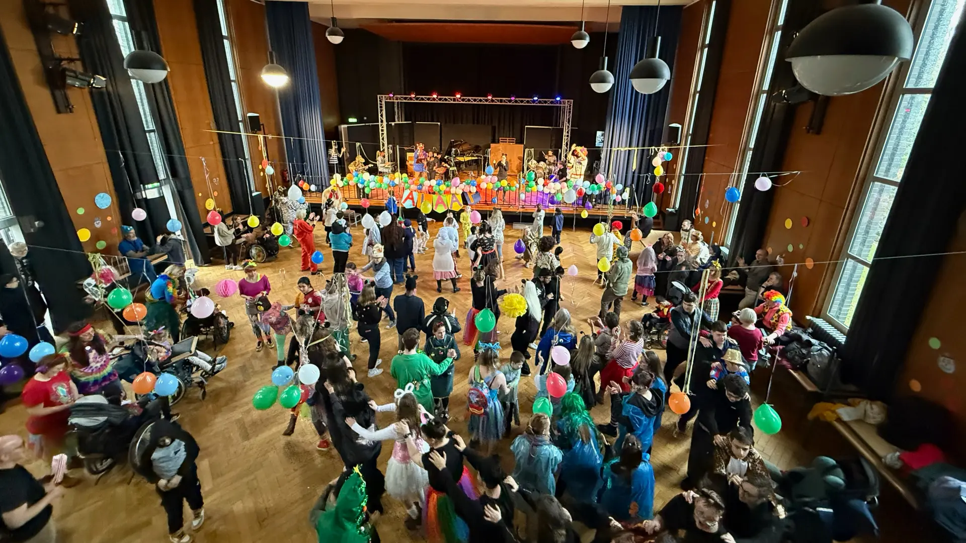 Blick von der Empore in die Aula während der Karnevalsfeier
