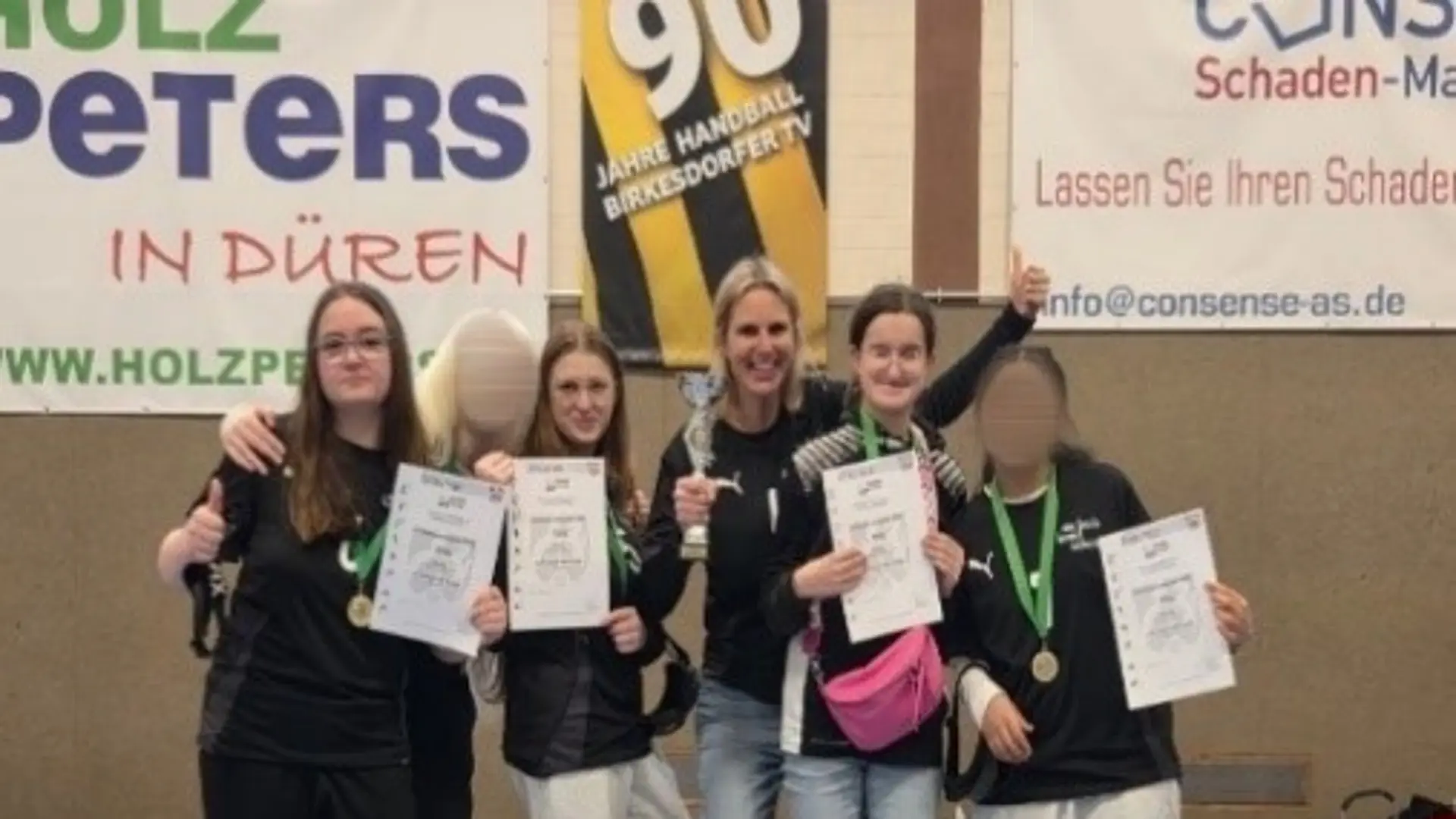 Mannschaftsfoto vom Landestorballturnier mit Pokal