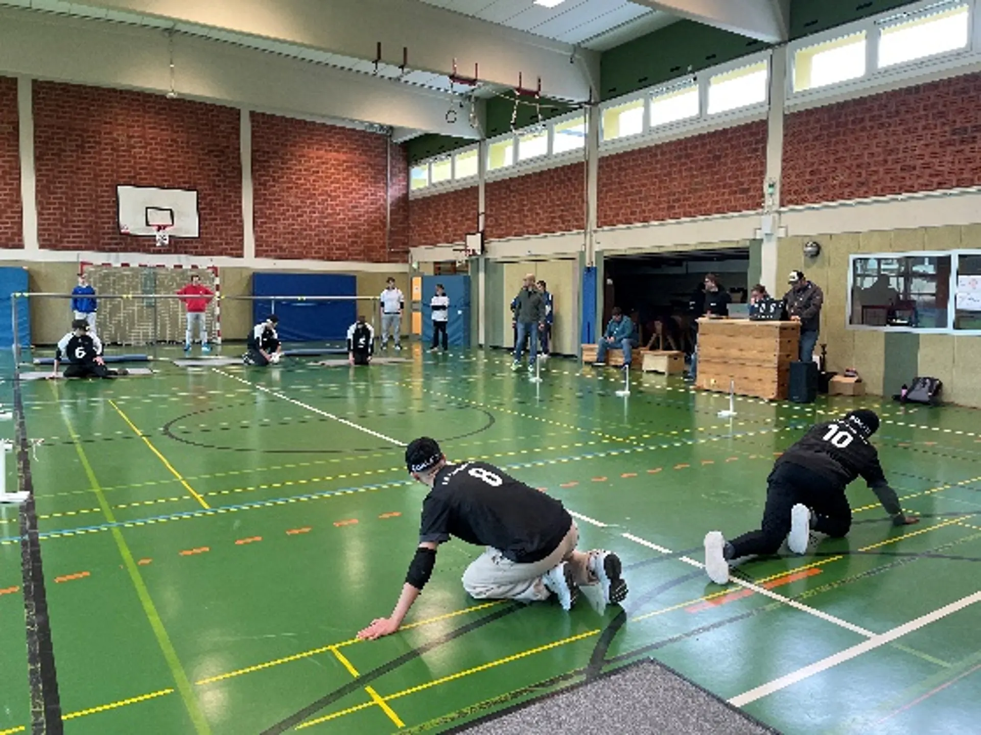 Blick auf das Spielfeld bei einem Strafwurf