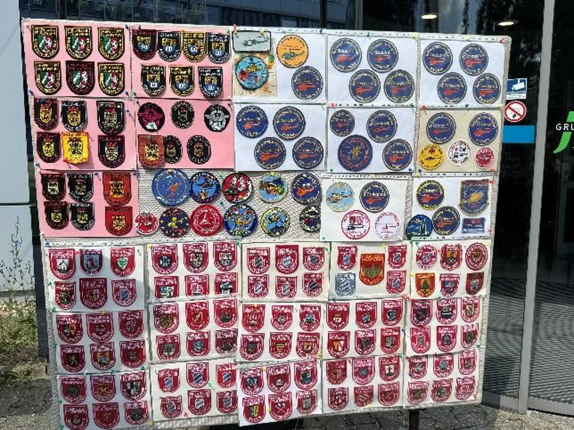 Foto einer Stellwand mit vielen Feuerwehrabzeichen