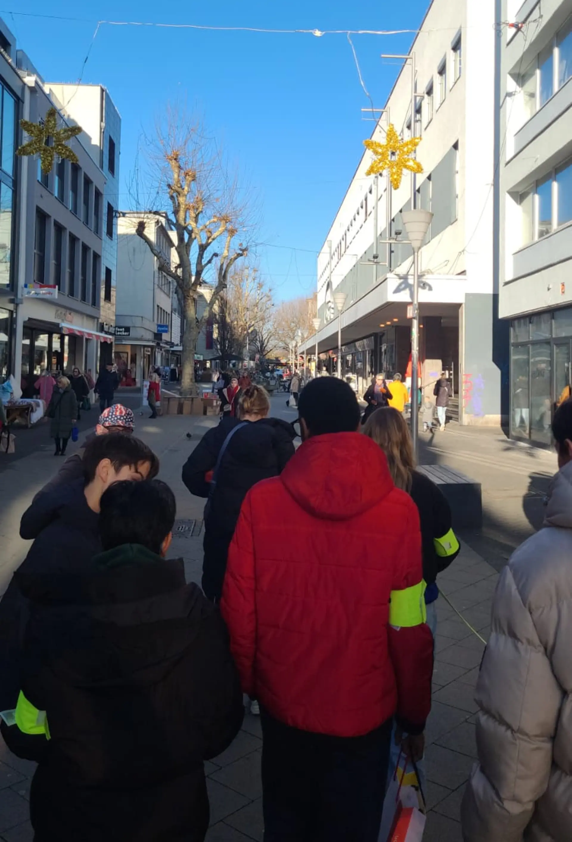 Bild von Schüler*innen der Klasse 5/6/7 wie sie durch die Fußgängerzone in Düren laufen. 