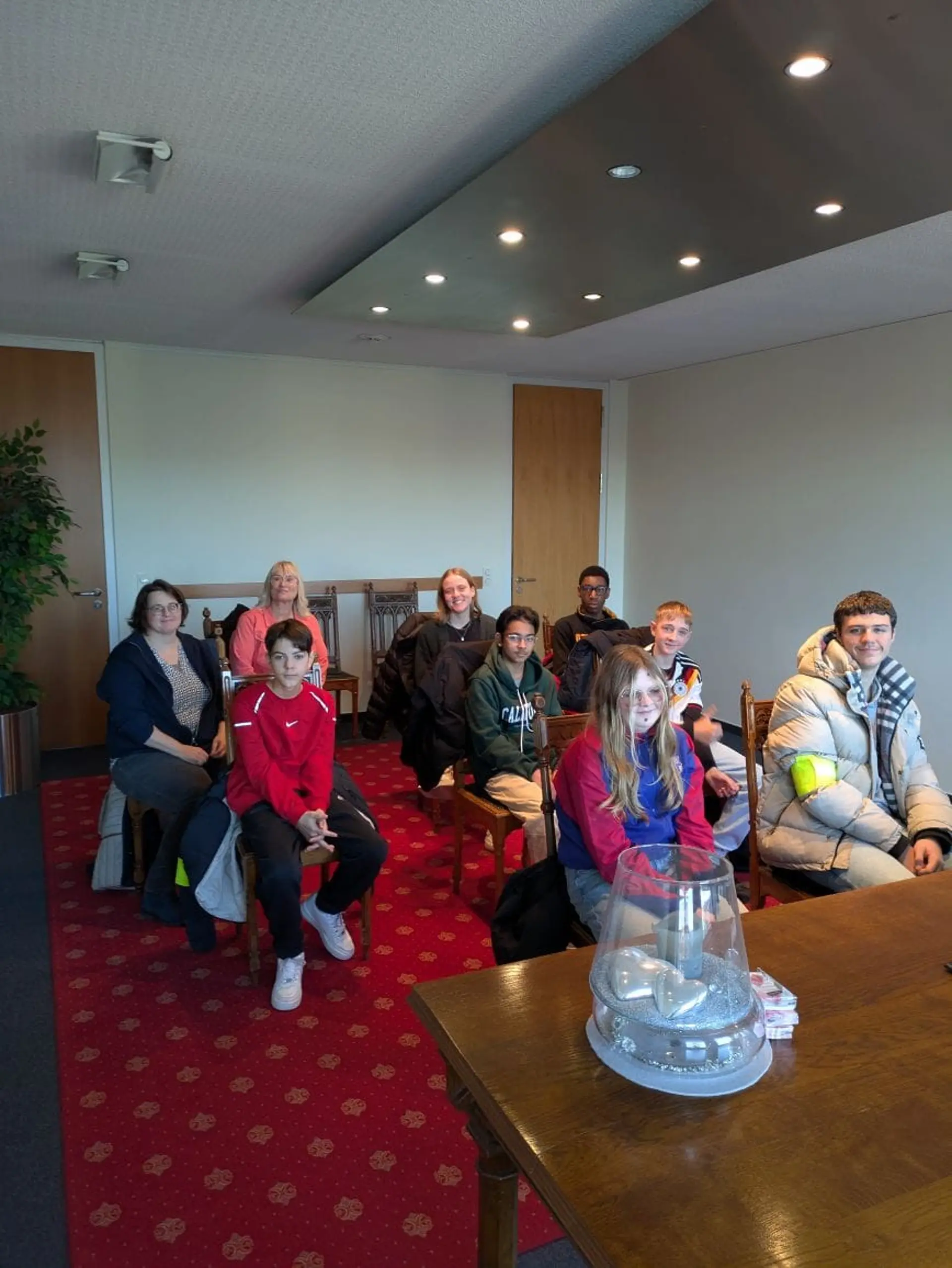 Blick von vorne auf die Klasse, die im Trauzimmer der Stadt Düren sitzt.