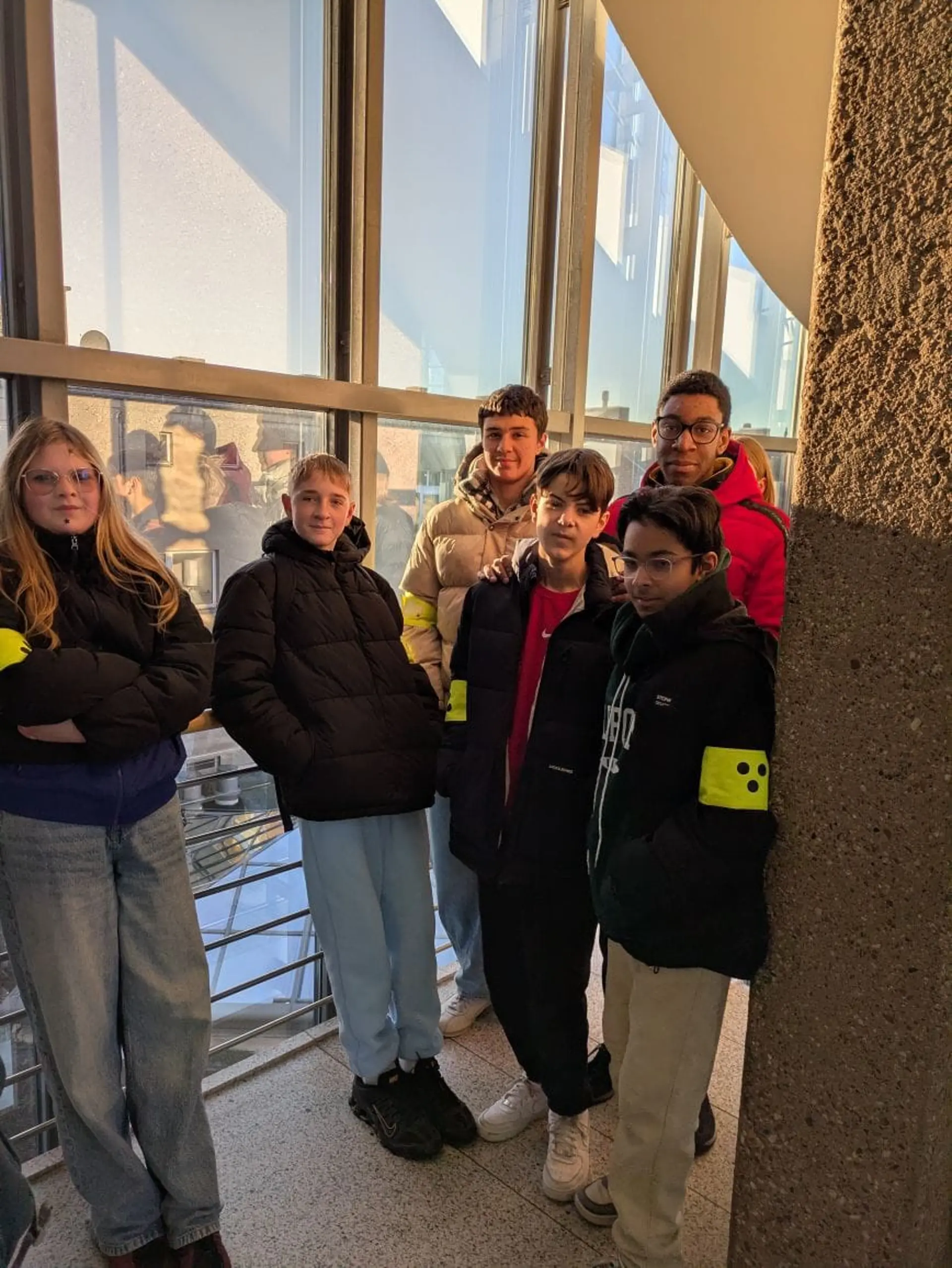 Gruppenbild der Klasse 5/6/7 im Treppenhaus des Bürgerbüros.