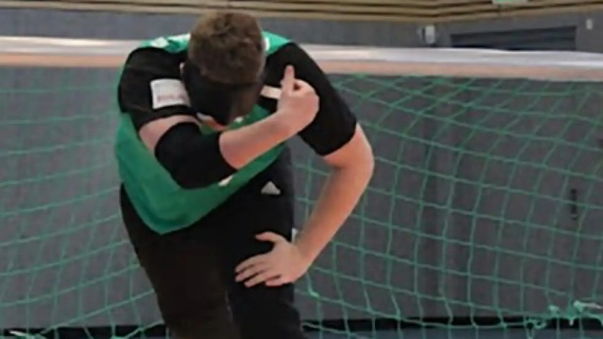 Ein Goalball-Spieler wirft einen Ball mit viel Schwung.
