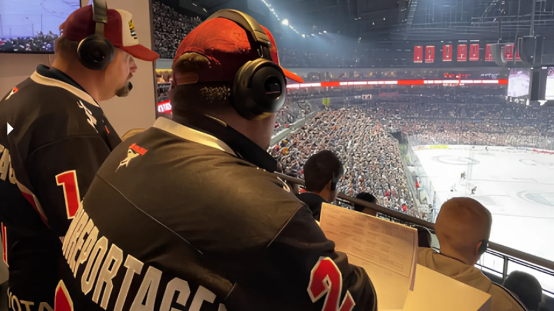 Ausflug zu den Kölner Haien. Blick auf das Eis aus der Loge. Zwei Reporter erklären das Spiel
