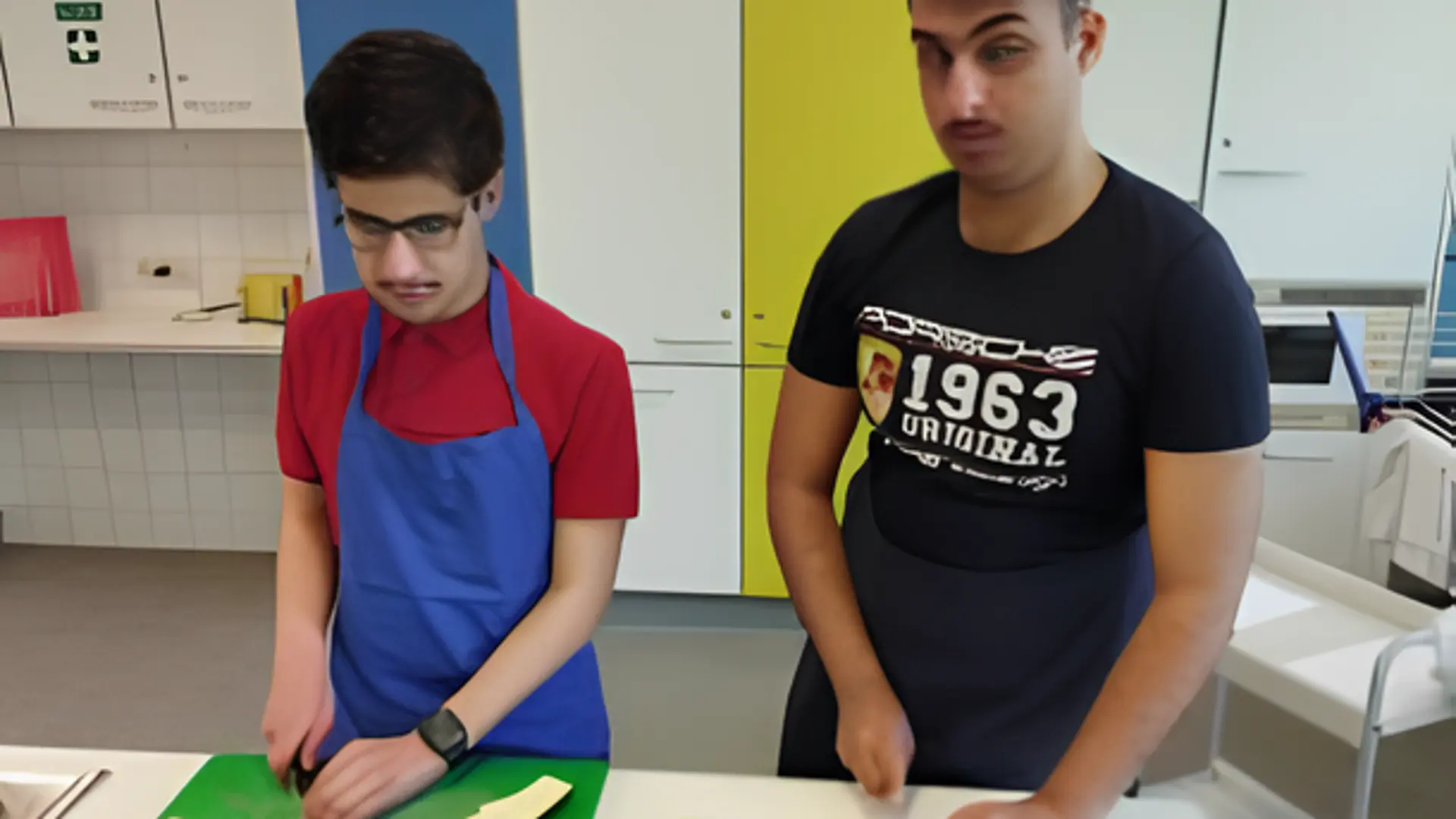 Kurstag im GL 2025. Zwei Schüler kochen gemeinsam und bereiten die Zutaten vor