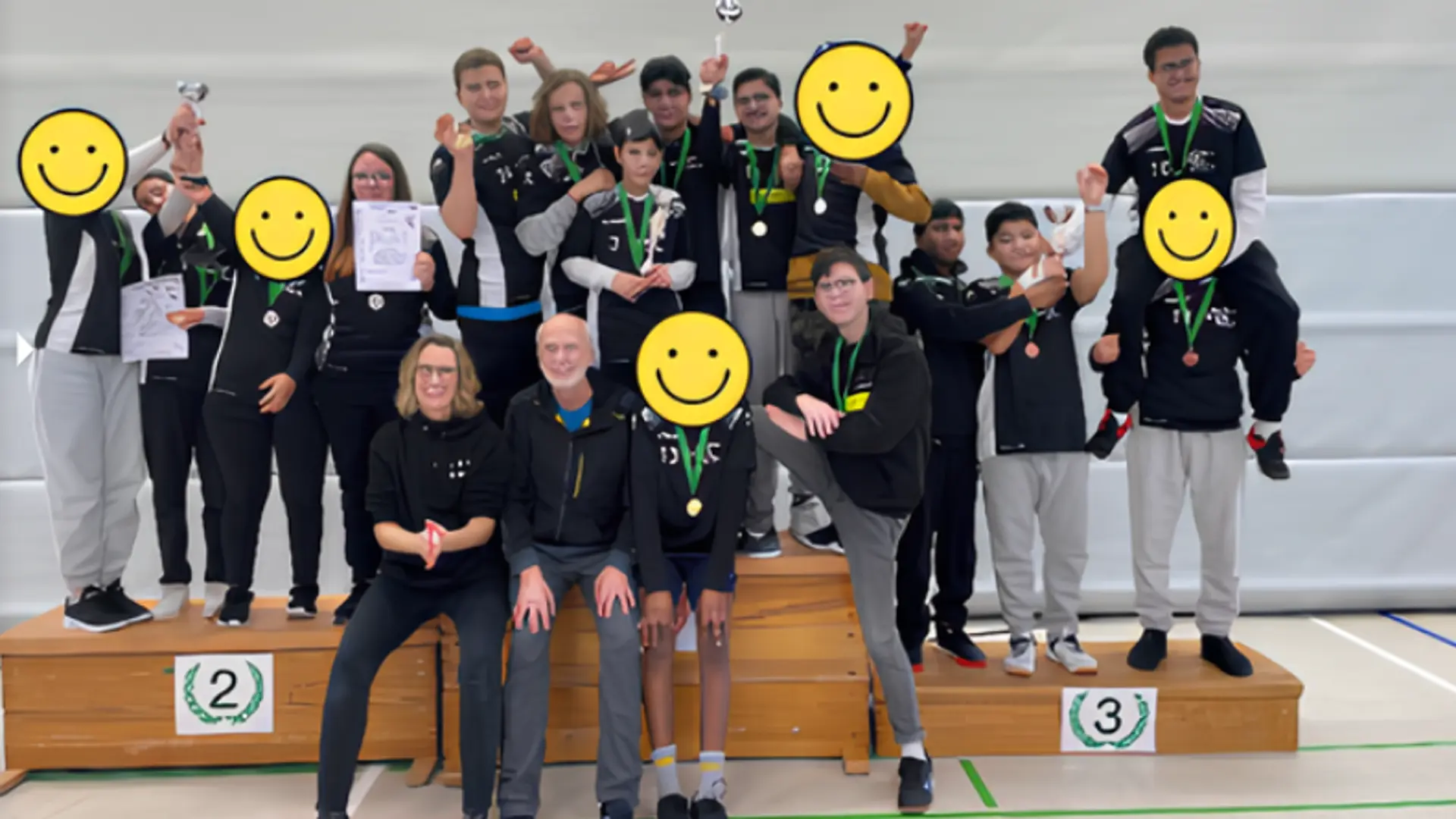 Torball-Landesmeisterschaften 2025. Mannschaften stehen auf dem Siegerpodest und freuen sich