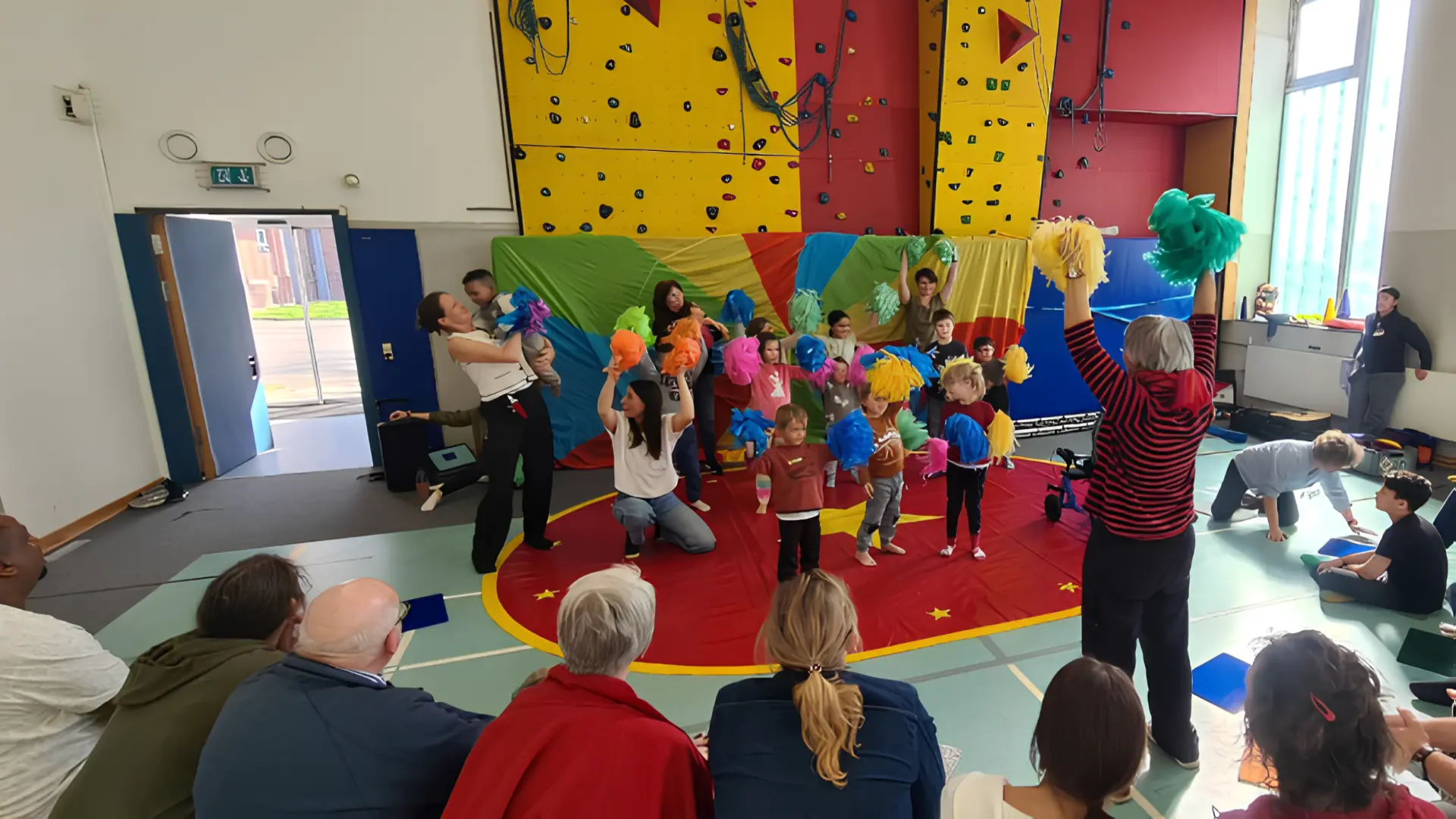 Zirkustag der Frühförderung 2025. Kinder stehen in der Manege und führen Kunststücke vor