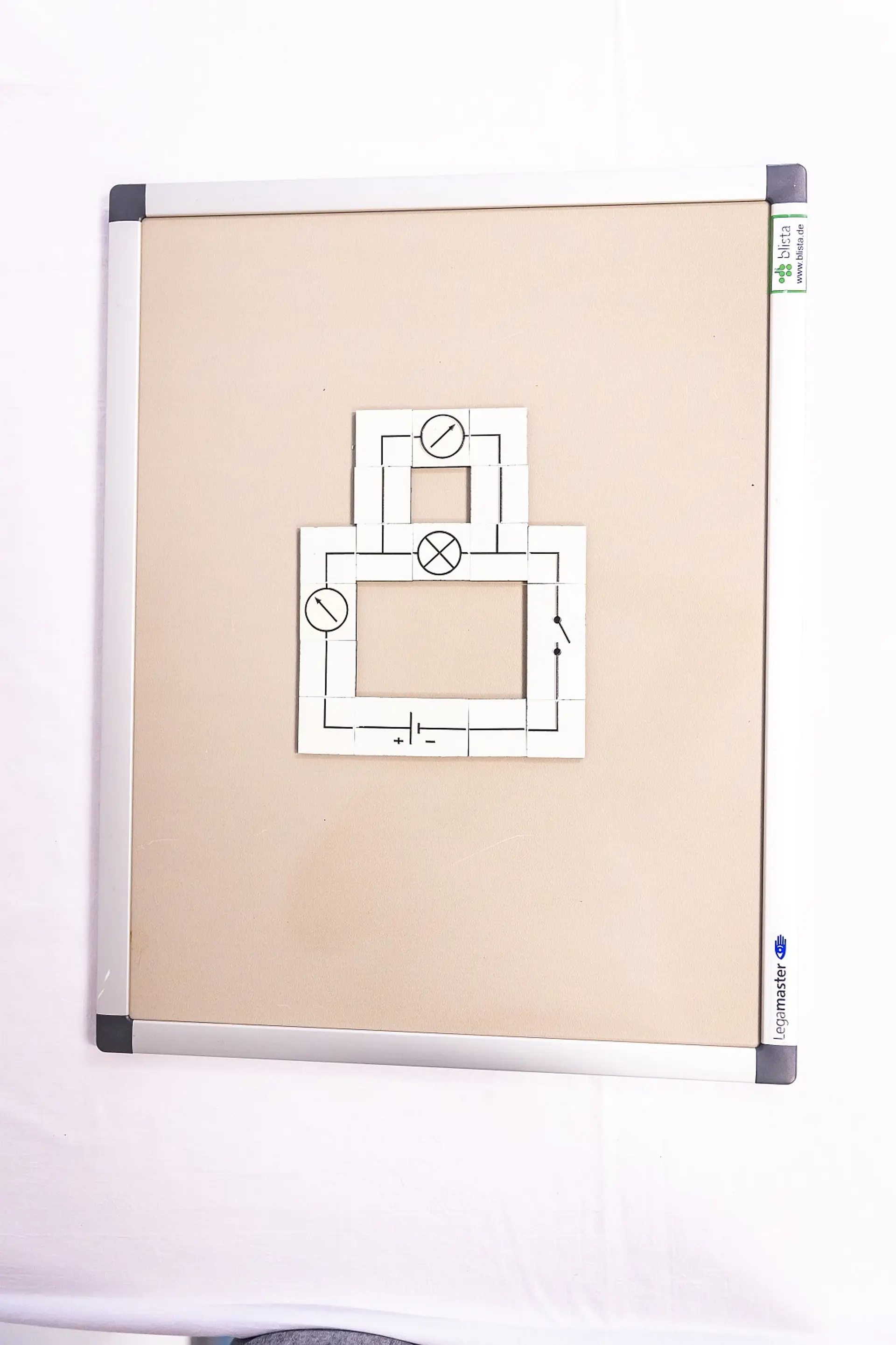 Eine Platte mit einem Schaltkreis, der den geschlossenen Pfad darstellt, durch den elektrischer Strom fließen kann.
