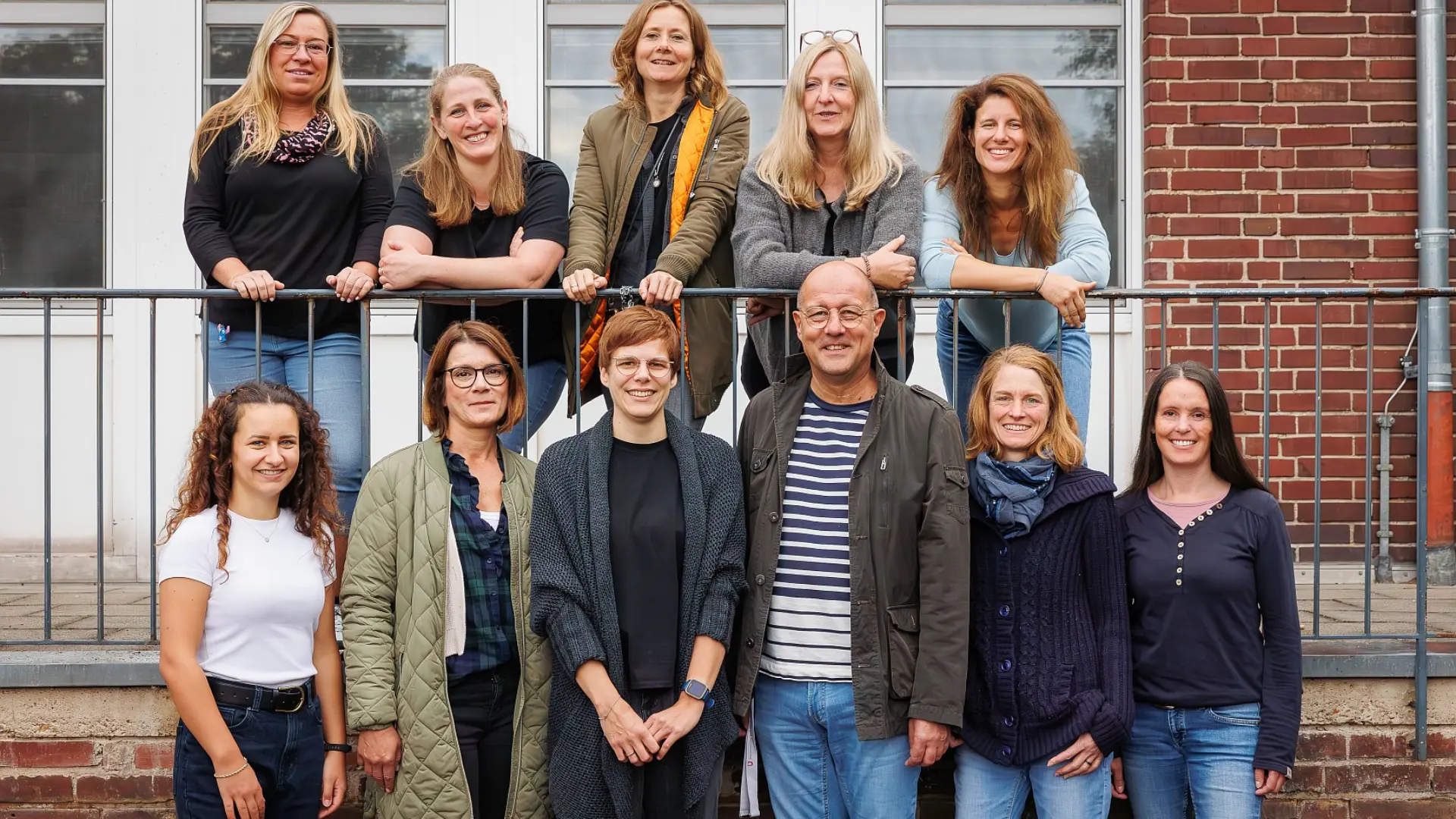 Team-Porträtfoto mit den elf Physio- und Ergotherapeut*innen an der Schule