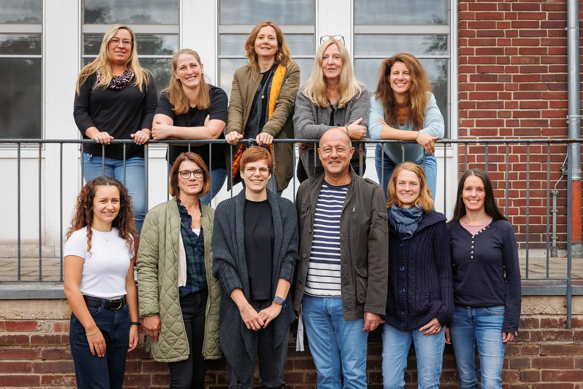 Team-Porträtfoto mit den elf Physio- und Ergotherapeut*innen an der Schule